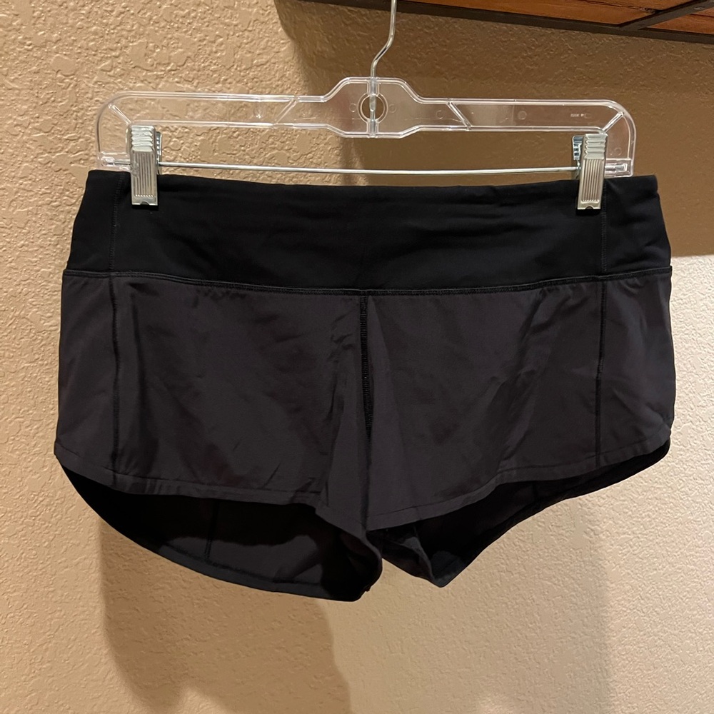 Lululemon 2.5” Speed-Up low rise shorts in black, size 6